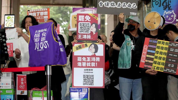 圖為全臺罷免團體3日前往“中選會”遞交罷免選區“立委”提議連署書。