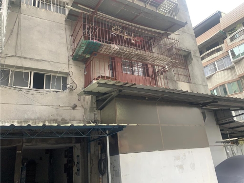 姓兇嫌住處在公寓二樓，漆著顯眼的紅色墻壁。