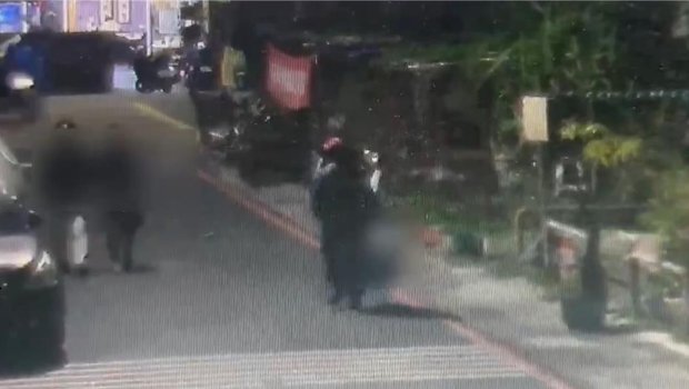 張婦進到張嫌住處后就消失，監視器拍下張嫌出入并手提袋外出，疑似要丟棄。