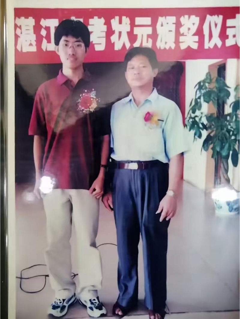 DeepSeek創始人梁文鋒高中時期和老師合影。