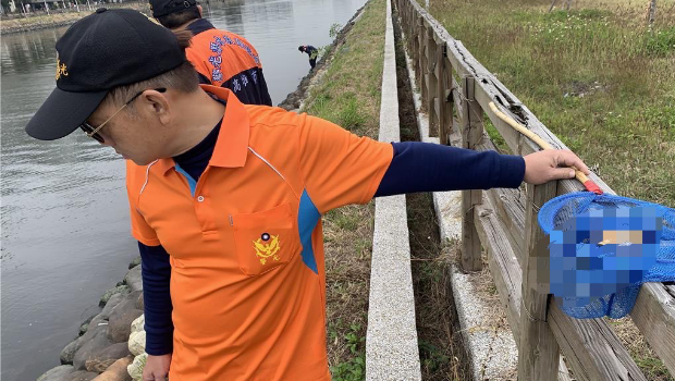 張介宗殺人分尸案警方今日進行尸塊打撈，今日上午在前鎮運河撈獲一片疑似皮膚。