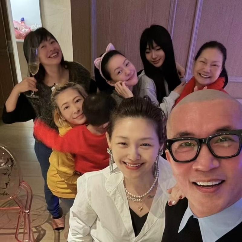 小S去年除夕曾分享與家人的合照，當中見到S媽黃春梅、大家姐徐熙、二家姐大S及姊夫具俊曄。