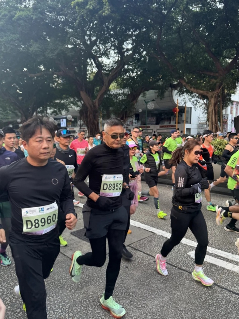 片中可見同樣有陪跑教練在周潤發身邊擔當「保鑣」，以防有過份熱情的粉絲影響周潤發專注跑步。