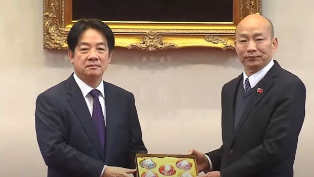 賴清德（左）贈“五院”院長“花開富貴五福臨門”紅花響杯五入禮盒，右為“立法院長”韓國瑜。