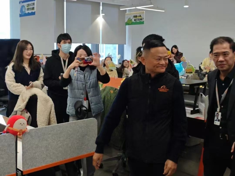 阿里巴巴創始人馬云現身阿里巴巴杭州園區，他身穿阿里巴巴黑色文化夾克，全程微笑并向員工揮手致意「新年好！」（圖／快科技）