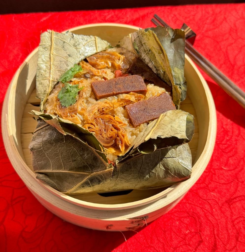香噴噴的荷葉素臘味粳米飯包你食指大動！