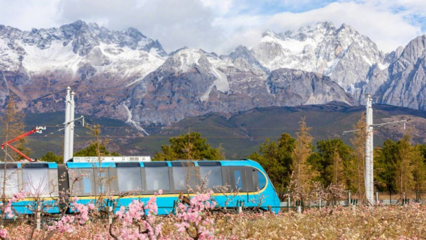 麗江雪山觀光火車是全球首列全景山地觀光火車。