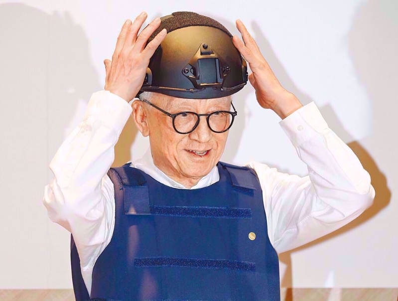 蔡正元直批曹興誠（圖）戴鋼盔、穿防彈背心搞黑熊學院，鉆營獨派太會演。