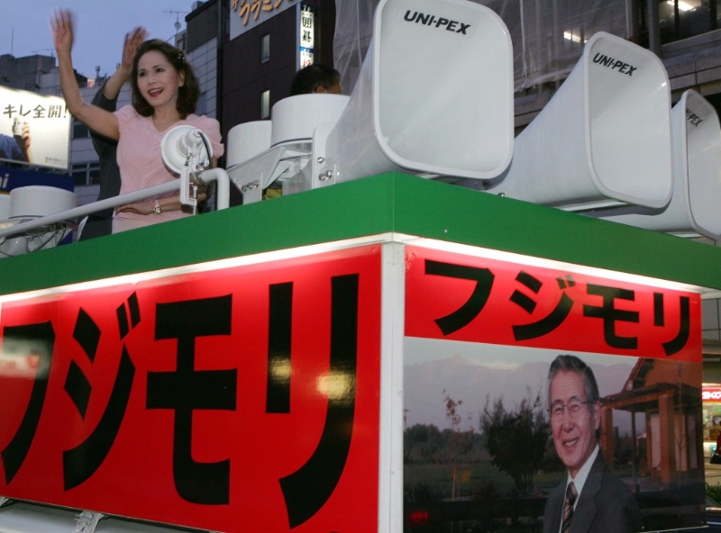 2007年，黛薇夫人在東京為秘魯前總統藤森參選日本參議員拉票。 美聯社