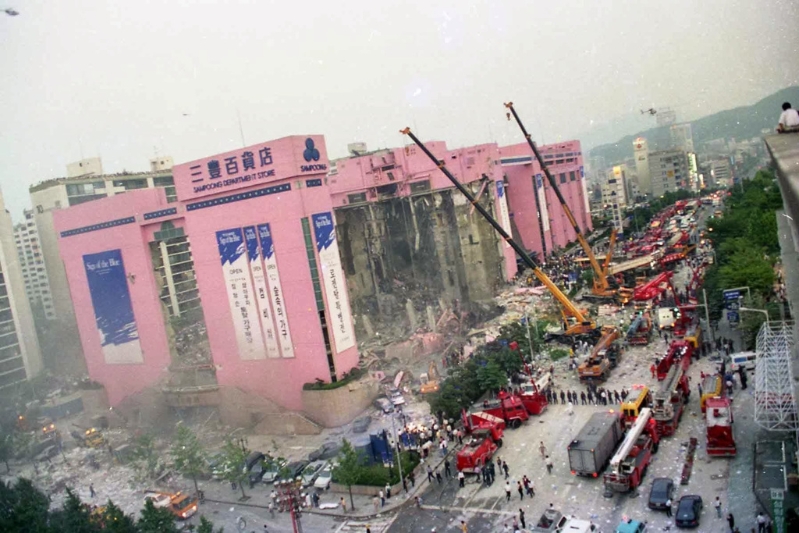 三豐百貨公司1995年在多重原因下倒塌，釀502人死亡，是史上最慘重的百貨公司事故。取自wiki百科.jpg
