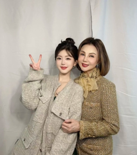 日前，謝玲玲就在小紅書上分享了兩張與內地頂流女星趙露思的合照，當中二人緊靠在一起留影，謝玲玲更親昵地挽著對手手臂，似乎交情匪淺。