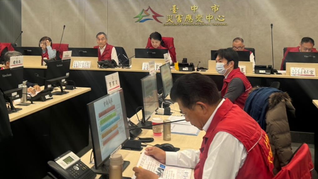 臺中新光三越13日傳出12樓疑因室內裝潢施工案氣爆，臺中市長盧秀燕14日上午10時赴中市消防局災應變中心主持會議。