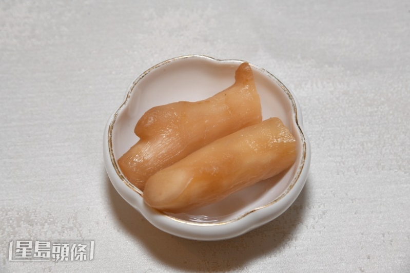 以泡姜及泡椒等調味。