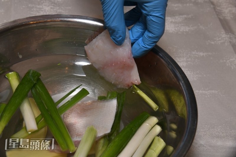 魚內需要用姜、蔥水浸泡。