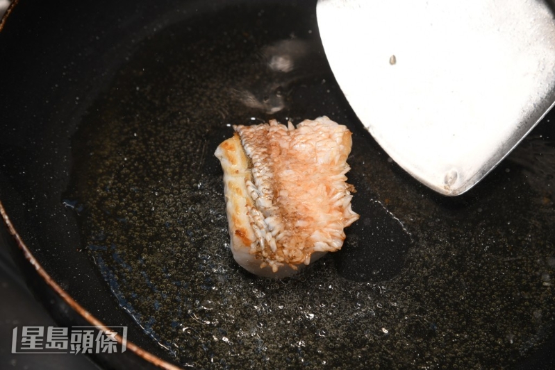 以日式鐵板燒的烹法炮制鯛魚。
