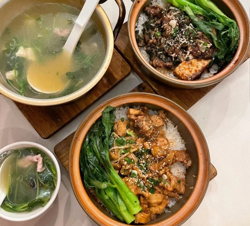 2. 香港廟街煲仔飯 紫蘇牛肉拼豉汁魚腩煲仔飯，和蝦醬花肉拼滑雞煲仔飯。（圖片來源：立志瘦到110@小紅書）