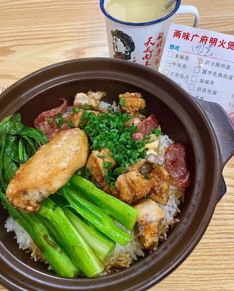 6. 兩味煲仔飯 招牌四寶煲仔飯￥21，材料有排骨、臘腸、雞肉、雞翼，米飯不軟不硬有嚼勁，一點點飯焦香脆。（圖片來源：薄荷少甜mint＠小紅書）