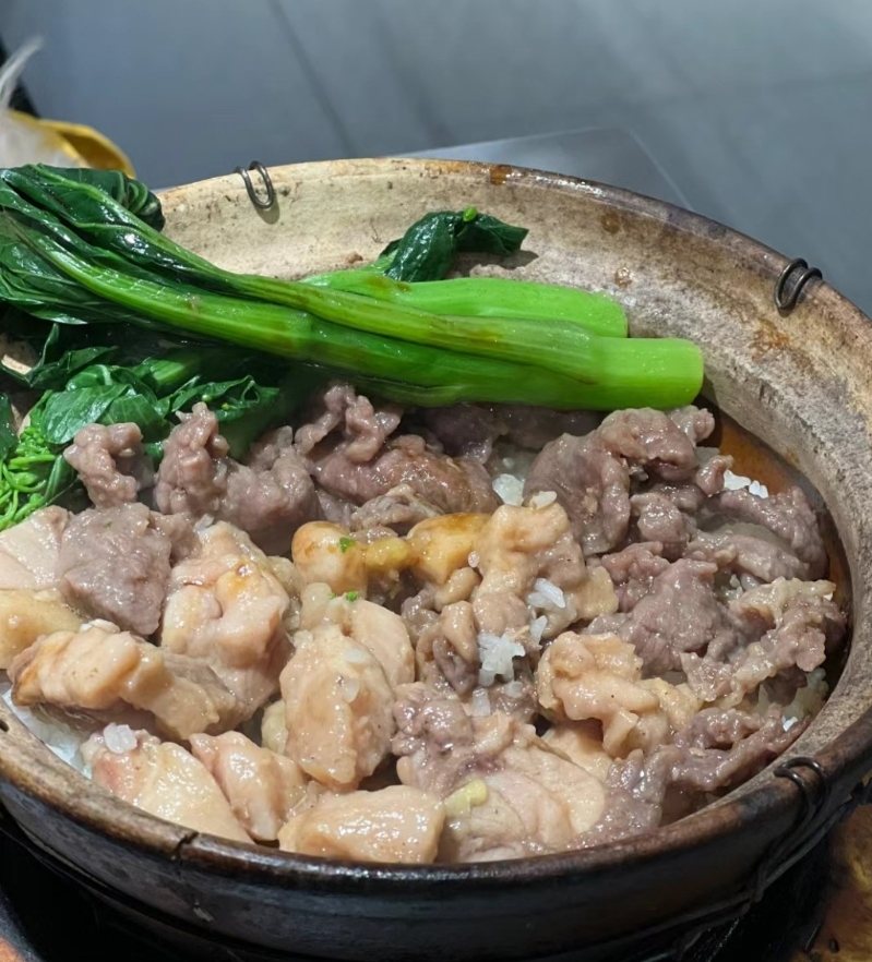 8. 好彩煲仔飯 牛肉排骨雙拼煲仔飯，材料充足。（圖片來源：每每@小紅書）