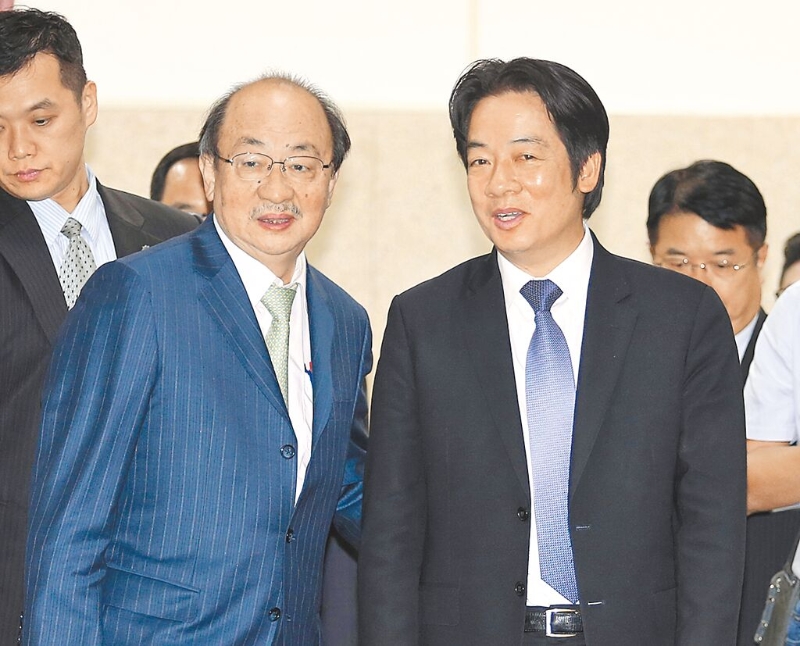民進黨團總召柯建銘（左二）16日稱，喊出大罷免前，曾與賴清德（右）、“行政院長”卓榮泰溝通過。