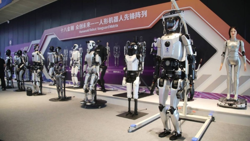 國產人形機器人發展漸見成熟，開始大規模投入市場應用。 中新社