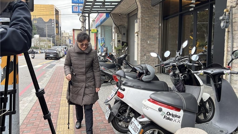 柯文哲妹妹柯美蘭拄著拐杖現身