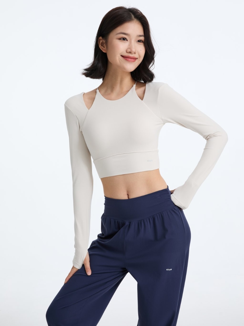Too Chill for YogaPremium Stretch?清晨瑜伽練習長袖上衣$339，采用中短身剪裁，有助拉長雙腿比例。(圖片來源：品牌網站)