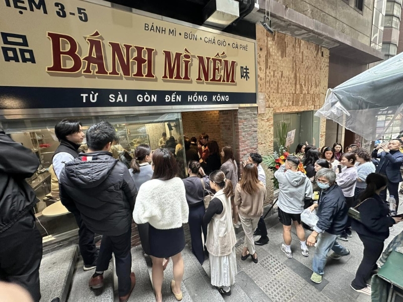 「品味Bánh MiNèm」日前進攻中環開分店，今日(18日)首日開幕，由越南籍店主KikiPhung上載的圖片可見，剛開店門外已出現人龍。(圖片來源：FB @Kiki Phung)