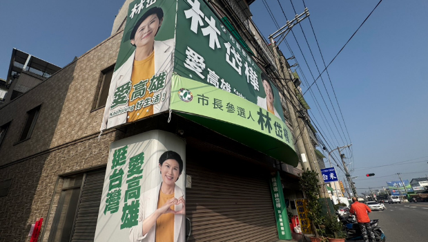 林岱樺大寮區服務處有多位調查局人員前來搜索，一見到記者前來即拉下鐵門。