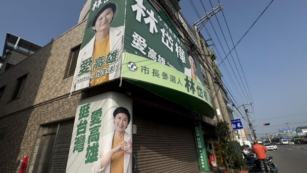 林岱樺大寮區服務處有多位調查局人員前來搜索，一見到記者前來即拉下鐵門。