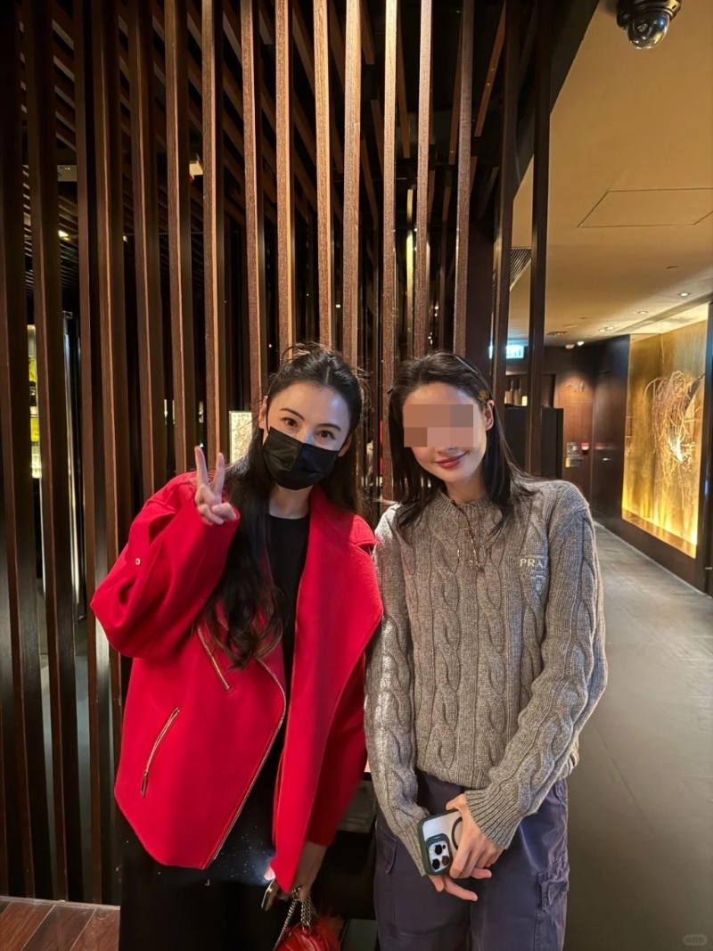 有位靚女網民昨日（22日）在小紅書貼出與張栢芝的合照，見張栢芝身穿紅色松身外套，內里的衣服也比較寬松，遮掩肚腹位置。