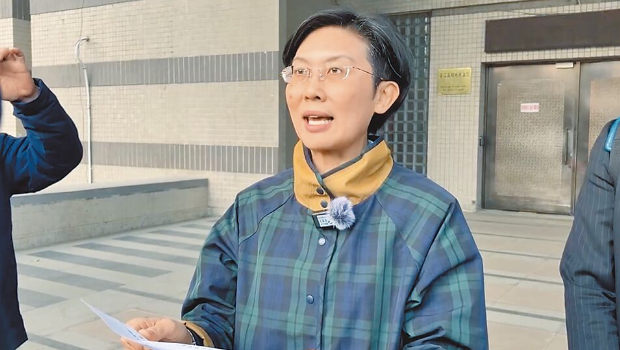 民進黨“立委”林岱樺21日清晨步出地檢時表示，暗黑勢力選擇在此時此刻打擊她，但不會摧折她的意志，面對打擊會挺直站立、不會屈膝跪下。