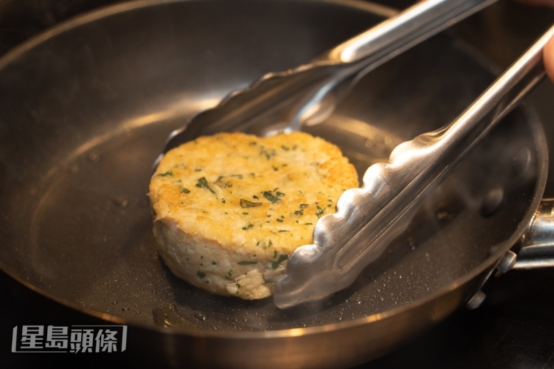 煎蟹肉餅至金黃色。
