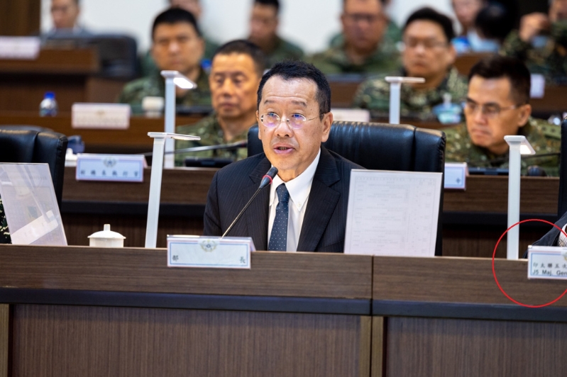 顧立雄在一場軍方的會議中，被發現身旁的名牌為“印太聯五次...”（紅圈處），疑似為美軍印太司令部的現役少將。