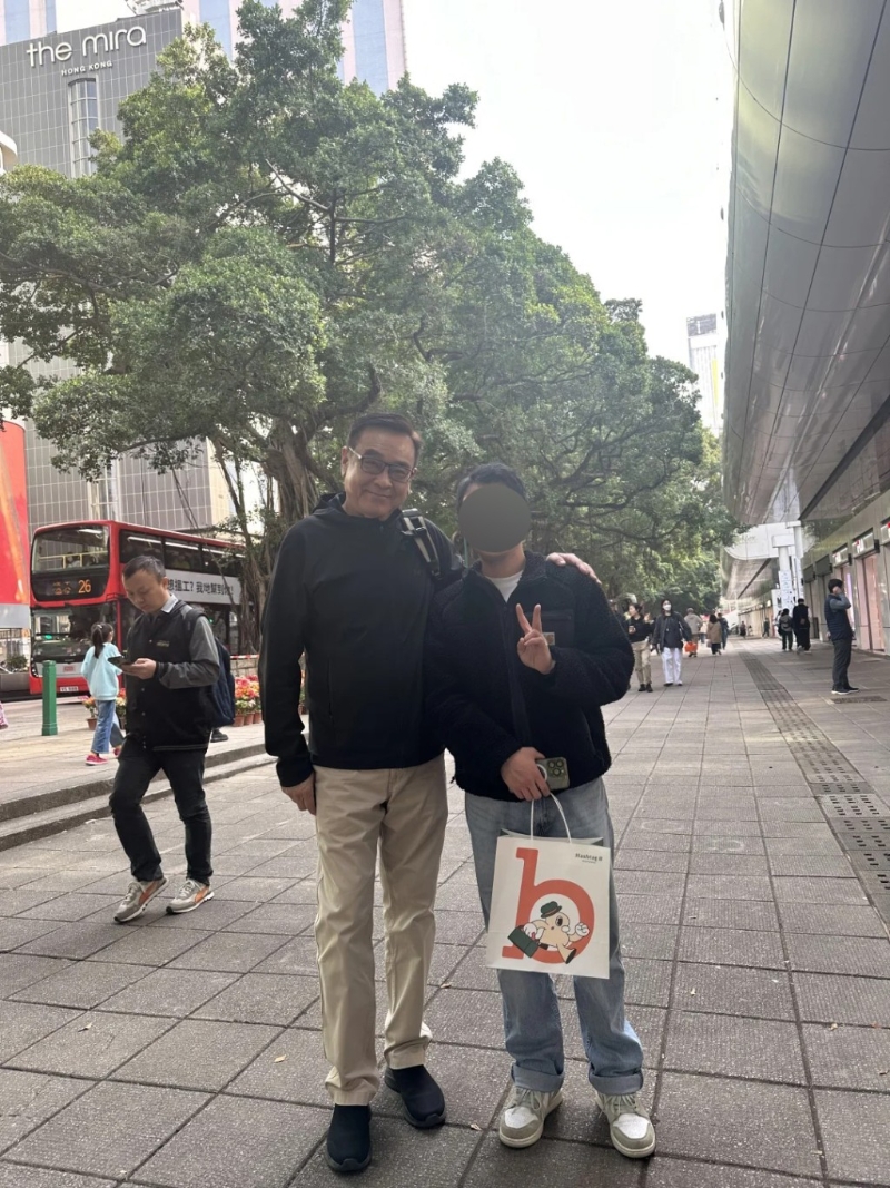 爾冬高捕獲當天，身穿黑色外套、米色長褲及運動鞋，加上背包，整身打扮都令不少網民笑指跟梁朝偉私下的打扮非常相似。