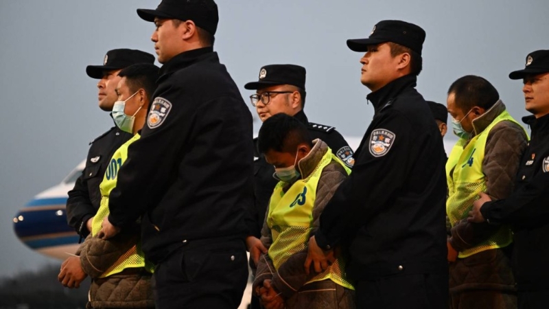 2月20日，中國民航包機在江蘇南京祿口國際機場降落，緬甸妙瓦底地區200中國疑犯遭押解回國。 中新社