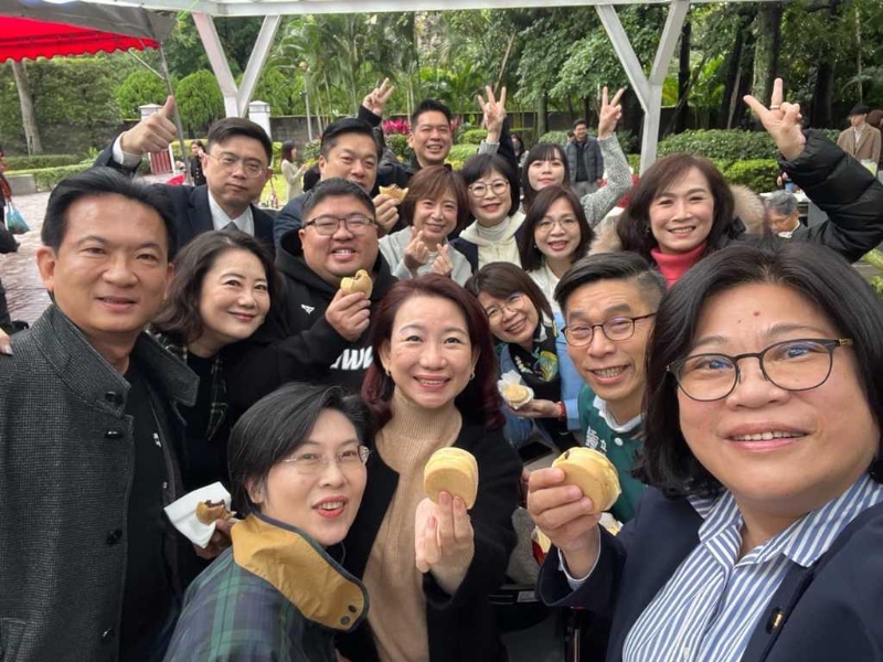 賴清德23日中午邀請全部黨籍“立委”至“總統官邸”烤肉，民進黨“立委”林岱樺在臉書曬出溫馨合照。