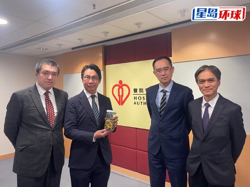 (左起)香港中毒控制中心毒理學參考化驗室顧問醫生張耀君、香港中毒控制中心總監謝萬里、香港中毒諮詢中心顧問醫生陳志強、中毒治療中心顧問醫生王紹明。蕭博禧攝