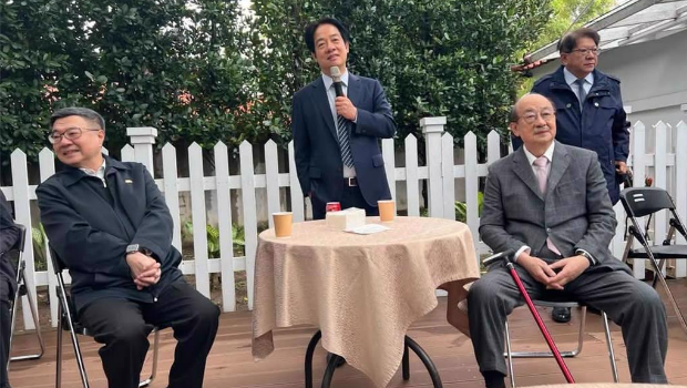 賴清德辦烤肉趴，“行政院長”卓榮泰(左起)、民進黨“立院”黨團總召柯建銘、“總統府”秘書長潘孟安都出席了。