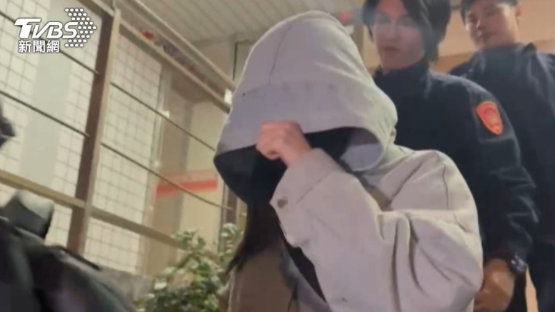 李威妻子簡女以15萬交保，全程不發一語，快步離開。