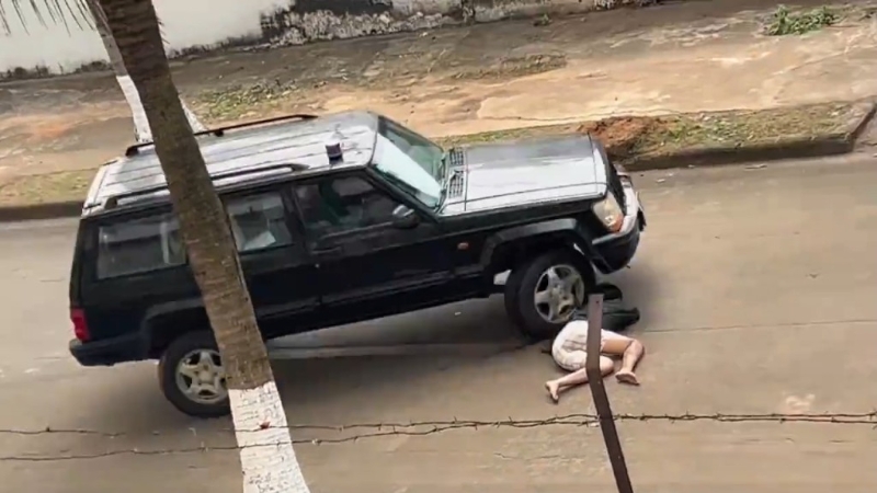 汽車輪胎撞向女替身演員頭部。