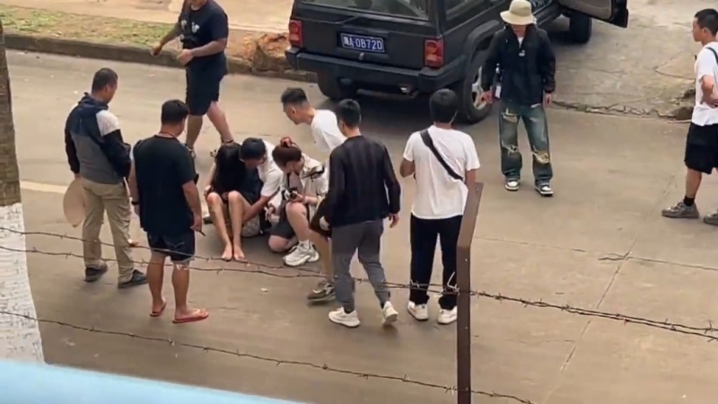 女替身演員狀甚痛苦。