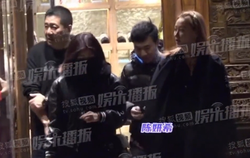 陳妍希二度被拍，穿同一件外套。（圖／翻攝自微博）