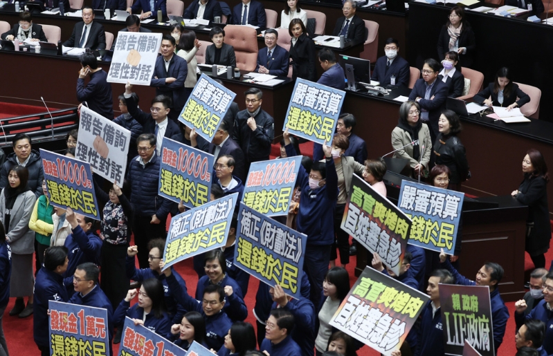 國民黨“立委”手持“嚴審預算，還錢于民”等標語抗議。