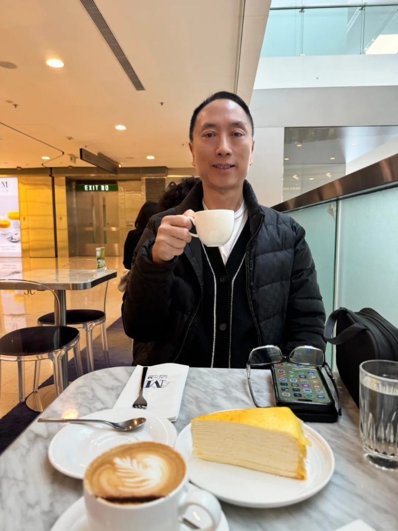 昨日（25日），鄔友正在小紅書上分享多張生活近照，照片中鄔友正身穿白色圓領T恤及黑色羽絨外套，與助手一同坐在商場內的咖啡店品嘗咖啡及千層蛋糕，十分悠然自得。