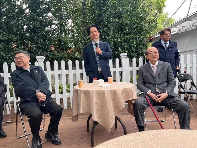 總統賴清德23日邀請黨籍立委到官邸舉行烤肉趴，與行政院長卓榮泰(左起)、民進黨立院黨團總召柯建銘、總統府秘書長潘孟安合影。（摘自立委林岱樺臉書）