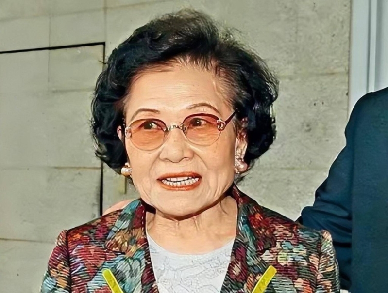 新地主席郭老太鄺肖卿以身家120億美元（約936億港元）排第6位。