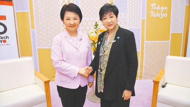 臺中市長盧秀燕（左）與東京都知事小池百合子（右）的出身背景與經歷有許多雷同，2人都是該座城市首位女市長。
