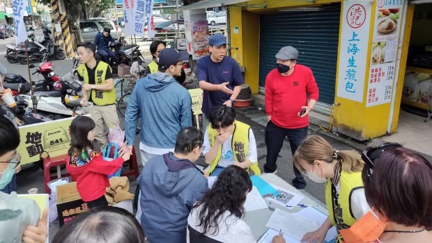 “地動刪瑤”召集人賴苡任表示，1日連署罷免吳思瑤，他明顯感受到民眾對民進黨的憤怒，邊寫邊罵的情況比過去還多。