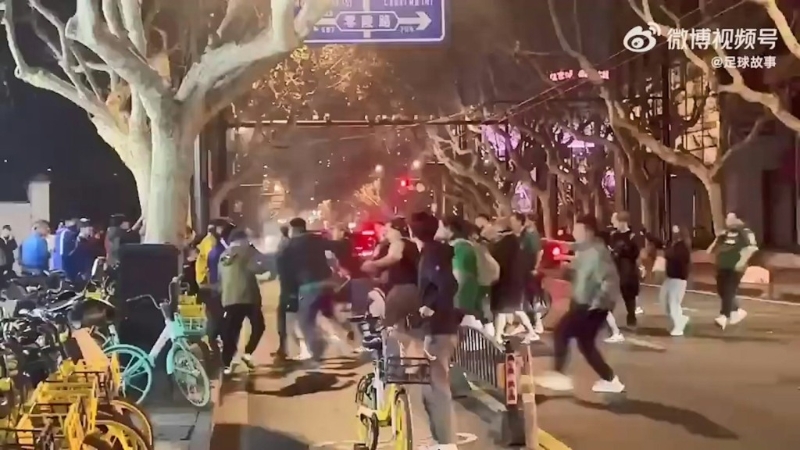 兩派球迷在街頭口角推撞。