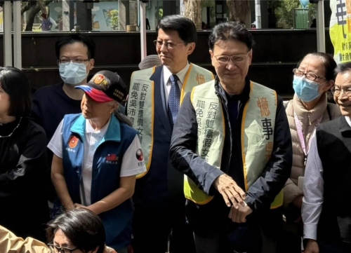 臺積電加碼投資美國，引發民眾討論臺積電恐「美」積電。對此，中廣前董事長趙少康（右3）4日表示，美國總統川普根本不管臺灣死活，奉勸賴清德總統重視臺灣自己的利益，不要一心只抱美國大腿，變成「賴倫斯基」。
